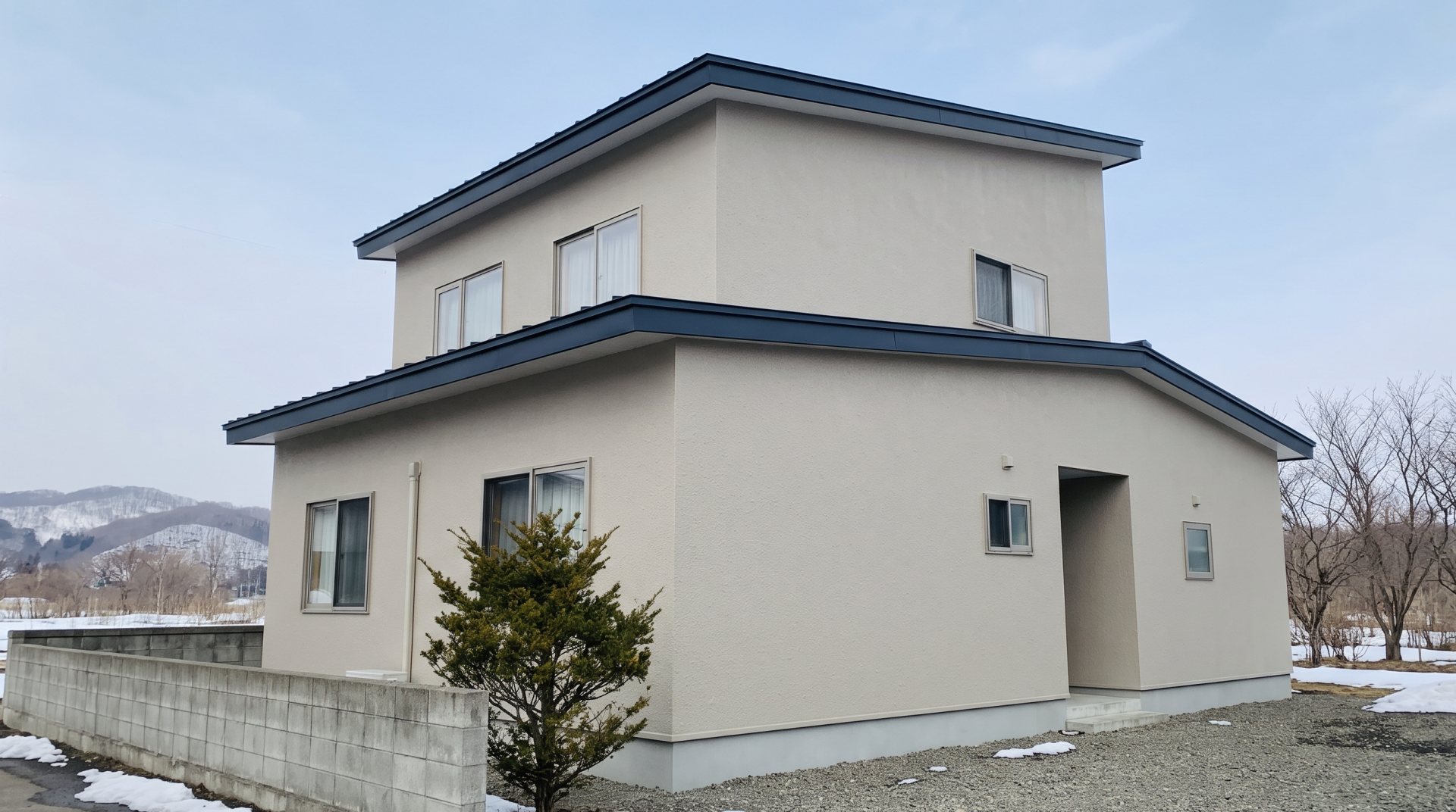 吹き付けの模様で塗り替えた、2階建ての住宅の外壁と屋根（AIで作った見本の画像）